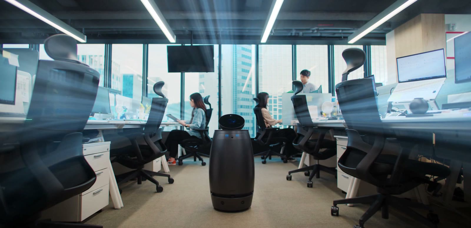 Robot NAMUHX di tengah pejabat terbuka bersama staf yang sedang bekerja